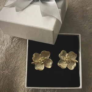 Örhängen  - Säljer justerbara (inte alla) smycken i rostfritt stål , alla är helt nya. Stora ringar 99kr st. Små ringar 89kr st. Halsband 99kr st. Armband 89kr st. Örhängen 89. Vid köp av fler saker får du rabatt 🎀skriv till mig innan du köper för att vara säker på att smycket inte är sålt!💕