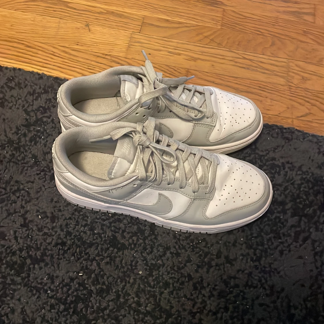 Grå och vita Nike Dunk sneakers - 3