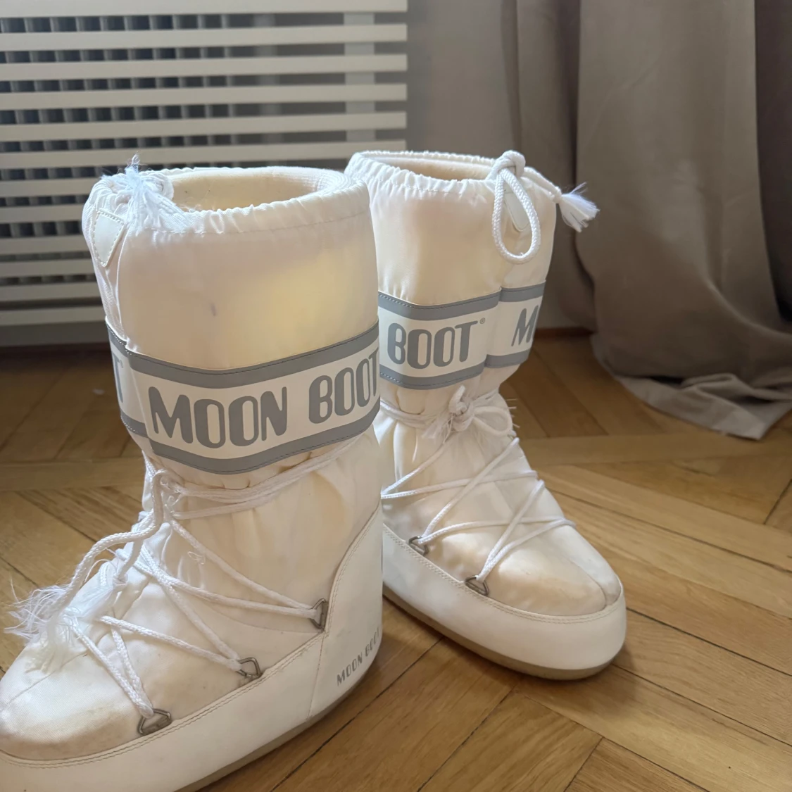 Vita Moon Boots med snörning
