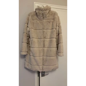 Nytt! Mysigt & Beige pälsjacka från Amisu storlek 42 - Säljer en supermjuk och stilren beige pälsjacka från Amisu. Jackan har en dragkedja framtill och en hög krage för extra värme. Perfekt för kyliga dagar när du vill hålla dig varm och snygg. 🧥✨