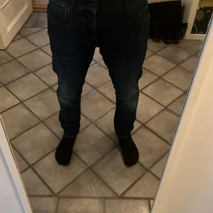 Mörkblå replay jeans - Säljer nu mina replay byxor i storlek 30/30 modell Mickym- ganska lika ambass. Jeansen är slim fit och i hyperflex . Jag säljer dom eftersom att de är alldeles för små för mig nu trots att jag köpte dom nya på replay för cirka ett år sedan. Jeansen är i toppskick och köptes nya för 1100kr