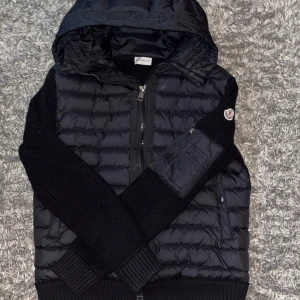 Cardigan  - Tjena säljer nu min trendiga cardigan ifrån moncler! Den är i bra skick förutom lite smuts som går att ta bort. Tveka inte att skriva om du har frågor! Kan mötas upp i Stockholm 📍 tar byten ✅ 