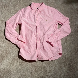 Rosa skjorta från Polo Ralph Lauren - Tja Säljer min snygga rosa skjorta från Polo Ralph lauren . Passar perfekt på mig dom är 174 och väger 60 kg! Kom dm om du har frågor😉Ny pris 1500 