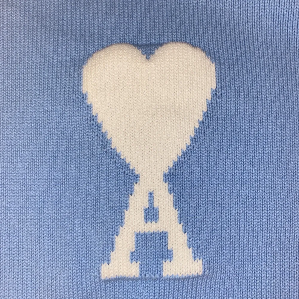 Säljer en snygg och stilren Ami Paris tröja i ljusblått, med det ikoniska Ami de Cœur-logotypen broderad på bröstet. ✅ Storlek: M ✅ Färg: Ljusblå ✅ Skick: Helt ny ✅ Nypris: Ca 2 500-4 000kr Perfekt för en avslappnad men samtidigt trendig look! Säljer denna tröja då min mormor köpte en för liten storlek. Skicka ett meddelande vid intresse. Snabb affär = snabb leverans!. Neuleet.