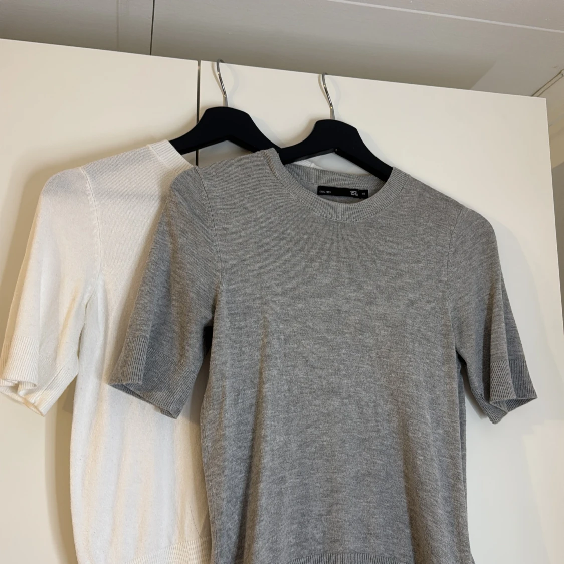 Grå och vit kortärmad tröja från lager 157