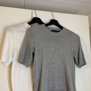 Grå och vit kortärmad tröja från lager 157 - Två stilrena kortärmade tröjor från Lager 157 i grått och vitt. Perfekta för en minimalistisk look. Tröjorna har en rund hals och är tillverkade i ett mjukt material som ger en bekväm passform. säljer för att lägre pris då dem är väl användbara men skulle ändå säga att dem är  i ett utmärkt skick😍50kr för båda annars 30kr styck‼️
