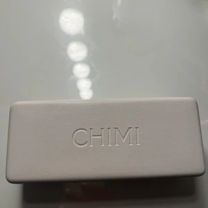 Gråa chimi solglasögon - Snygga grå solglasögon med fyrkantig form och transparenta bågar. De har en modern stil och passar perfekt för både vardag och fest. Glasen är mörktonade för att skydda mot solen. Perfekt accessoar för att lyfta din stil!