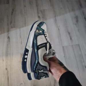 Blå och vita sneakers från Vuitton - Snygga sneakers från Vuitton i blått och vitt 100% äkta storlek 39 