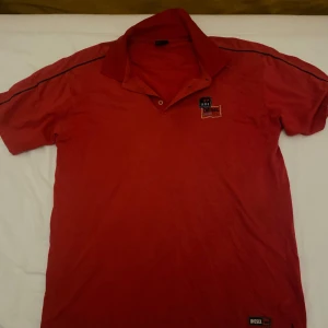 vintage diesel polo - säljer min vintage polotröja från diesel, standardpris ca 450kr. sitter väldigt baggy men är lite osäker på storlek, runt L-XL . skriv privat för fler bilder!!