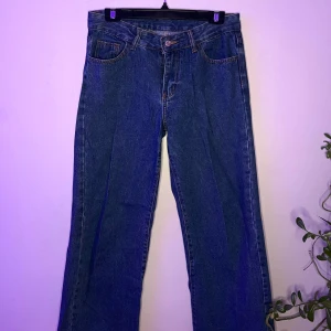 Blå baggy jeans - Snygga blå baggy jeans. De har fem fickor och en knappgylf. Perfekta för en avslappnad stil.