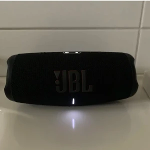 Jbl charge 5 - Säljer en JBL charge 5. Den är köpt i somras så är hyfsat ny. Den är i nyskick, funkar perfekt. Nypris är 1990kr. Köparen står för frakt. Pris kan distkuteras vid snabb affär.