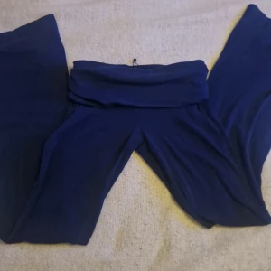 Mörkblå byxor från FB Sister  - Säljer ett par mörkblå byxor från FB Sister. De har en loose passform och är tillverkade i ett mjukt material som ger en bekväm känsla. Perfekta för en avslappnad stil.