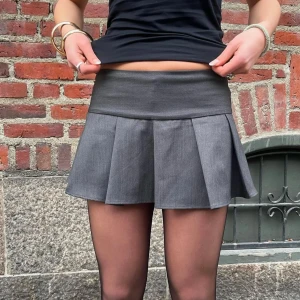 Lågmidjad kjol  - Så snygg plisserad kjol med inbyggda shorts. Jättebekväm och samtidigt så snygg. Går att ha till så många olika tillfällen. Perfekt längd och med dragkedja i sidan. Finns oxå i svart🥰🥰