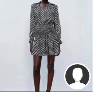 Mönstrad volangklänning  - Snygg volangmönstradklänning från Zara med fina detaljer!!! Är i storlek M men passar XS-L pga stretch. Så himla snygg på middagar🖤