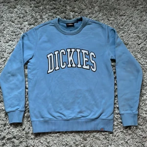 Blå sweatshirt från Dickies - Säljer en snygg blå sweatshirt från Dickies i storlek XS. Väl omhändertagen då detta var favvotröjan tills det att jag växte ur den. Den har nu legat i garderoben i snart 2 år och är därmed lite skrynklig, men det går lätt att lösa! Bara att höra av sig vid fler frågor! Priset är självklart diskuterbart.