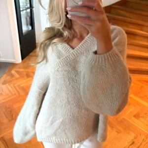 Stickad tröja  - As najs stickad tröja som är super fin i halsen, knappt använt✨❤️❤️ s/m