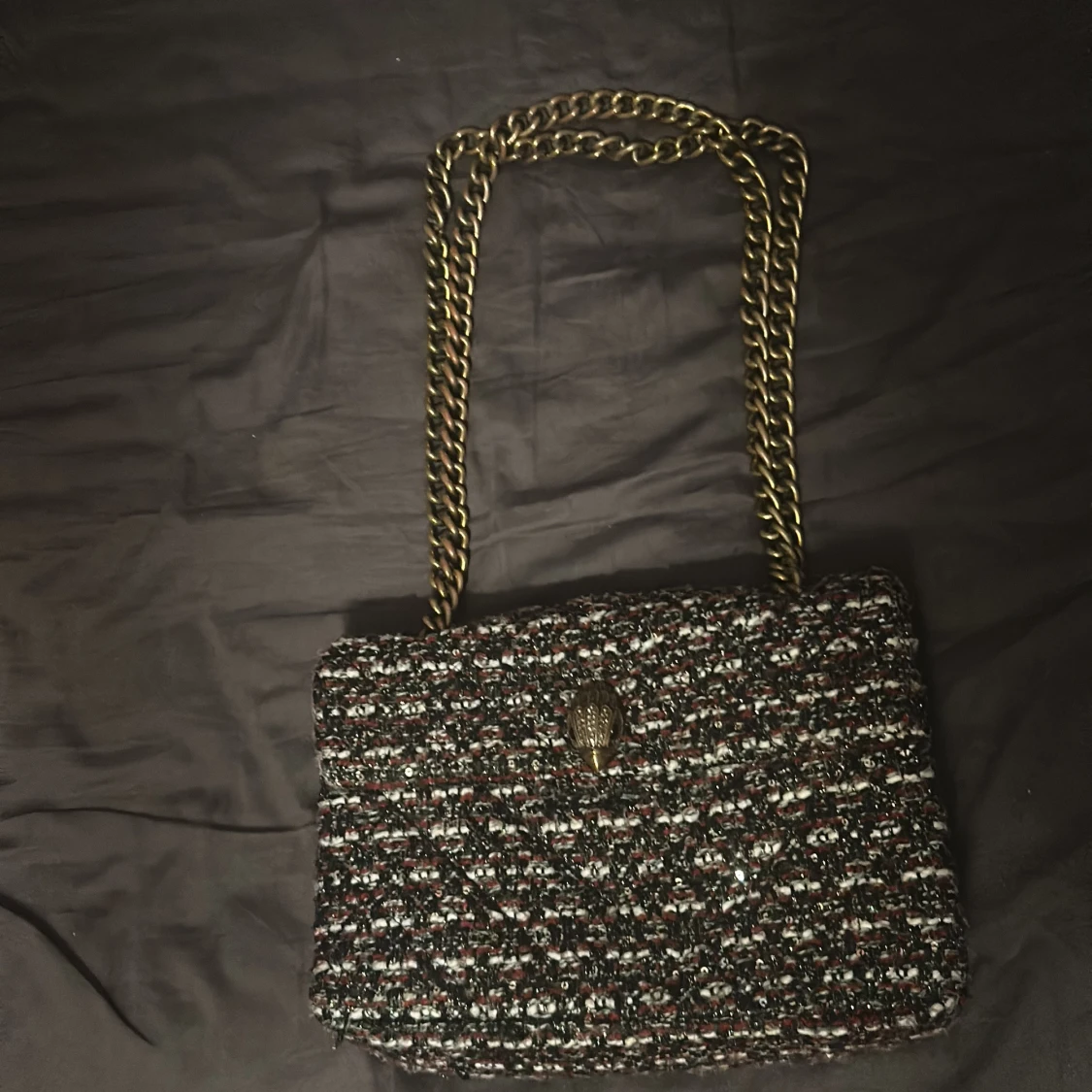 Mönstrad axelväska från Kurt Geiger