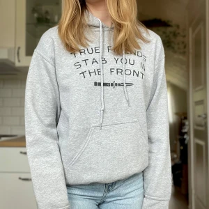 Grå hoodie med tryck - Grå hoodie med Bring Me The Horizon-tryck, köpt på konsert. Använd men fortfarande i superbra skick!