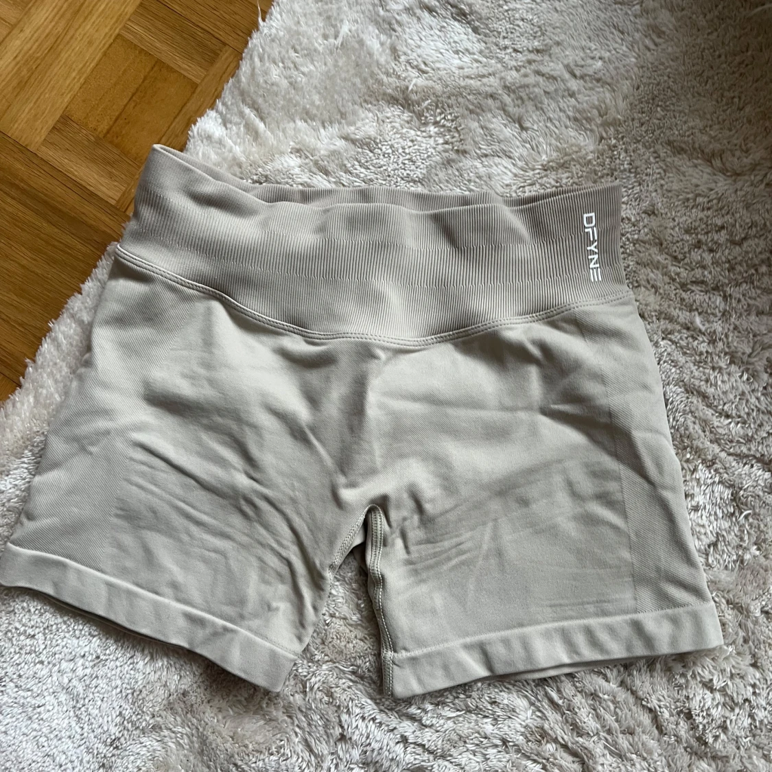 Beige shorts från Dfyne