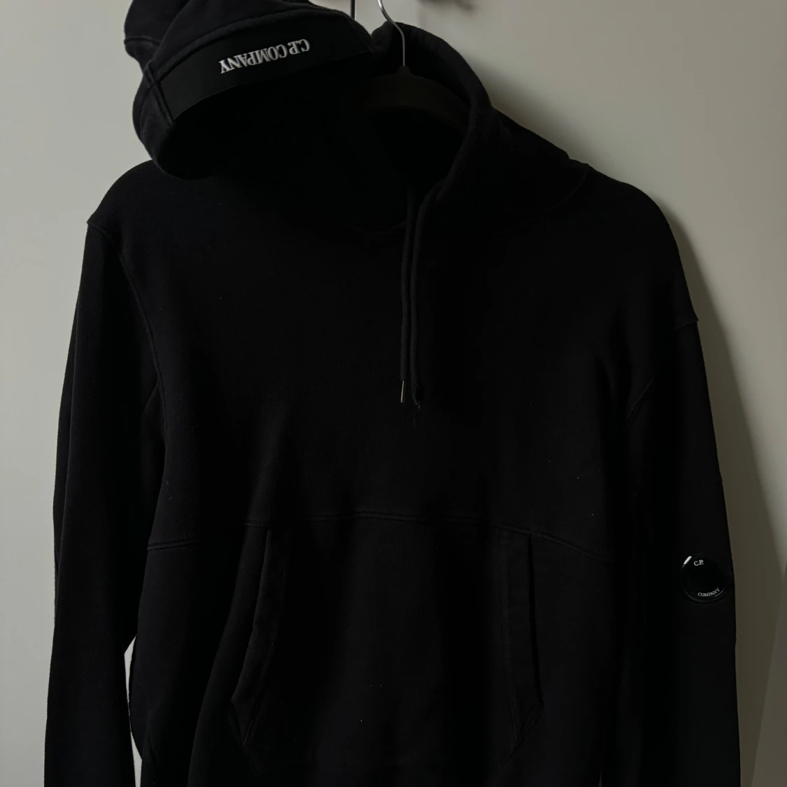 Svart hoodie från C.P