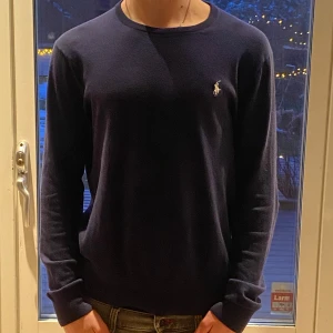 Marinblå Ralph lauren tröja  - Säljer en snygg marinblå Ralph lauren tröja. Storleken på tröjan är S men kan även passa XS. Materialet är bomull och Kashmire. Skriv gärna vid minsta fundering. 