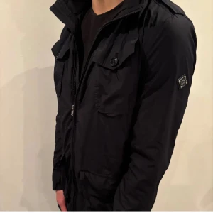 J.Lindberg Field Jacket - Säljer nu denna J.Lindeberg Field Jacket. Den är i mycket bra skick och passar både till vardags och lite finare tillfällen. Nypris runt 4000kr.