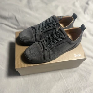 Christian Louboutin utan spikar  - Gråa loubs i bra skick. Dom är använda varsamt, alla tillbehör finns, kvitto, dustbag och så vidare. Storlek 41 men sitter större än så. Skriv vid funderingar eller frågor.