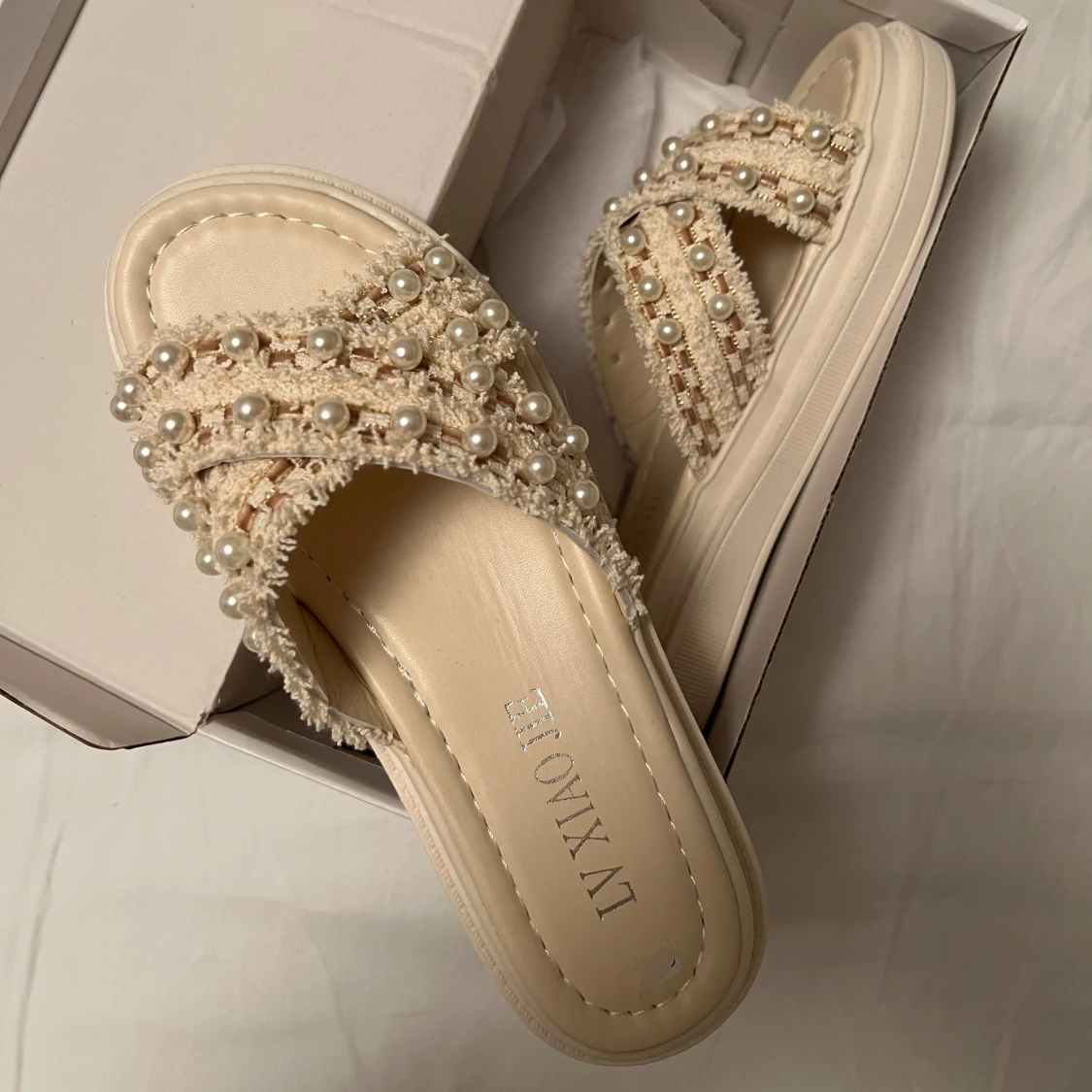 Beige sandaler med pärlor  - 1