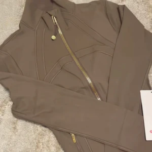 Lululemon cropped define jacket  - Lululemons cropped define jacket i färgen taupetastic i storlek 0 ( minsta storlek) , kan tänka mig byta mot annan lululemon i storlek 4 eller 6. Inga defekter köptes till julafton på nk i Stockholm! Helt slutsåld så går knappt att hitta därav priset ! Inte mina bilder, skriv för fler bilder 🌟