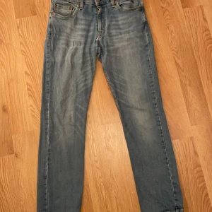 Blå jeans från Levi's - Levis jeans i modellen 511. Storlek 32/32 i okej skick finns några slitningar 