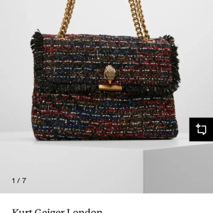 Flerfärgad axelväska från Kurt Geiger London - Säljer en snygg flerfärgad axelväska från Kurt Geiger London med ett unikt rutigt mönster. Väskan har en kedja i guld och en dekorativ låsdetalj framtill. Kvitto saknas men dustbag tillkommer!💞