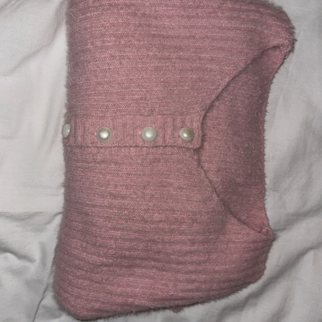 Rosa stickad tröja med pärldetaljer - 1