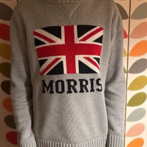 Morris Tröja - Stilren morris tröja i storlek M men passar S, skulle gissa på att den krympt i tvätten någon gång! Köpt secondhand så lite tecken på användning syns! Modellen är 180cm 60kg.