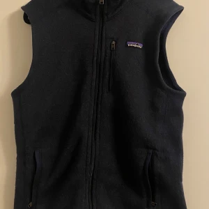 Patagonia väst - Patagonia väst perfekt till våren. Den är i nyskick och är använd fåtal gånger. 