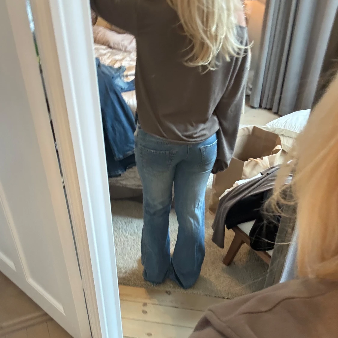 Blå bootcut jeans med cool detalj  - 2