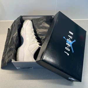 Nike Air Jordans  - Nike Air Jordan 11 Retro Low Legend Blue – Bra skick, storlek [42]  Säljer ett par Nike Air Jordan 11 Retro Low Legend Blue i bra skick. De är lätt använda, men fortfarande i fint skick utan större slitage. En ikonisk sneaker med snygg design som passar både till vardags och streetwear.
