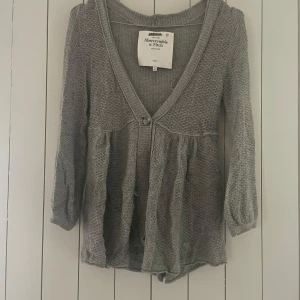 Babydoll topp abercrombie - Supersöt babydoll tröja från abercrombie & fitch, äkta vintage plagg. Har några maskor. #abercrombie #abercrombie&fitch #hollister #vintage #y2k #2000s #coquette #cottage #cottagecore #boho #bohemian #lolita #elenagilbert #bellaswan #cute #söt #babydoll