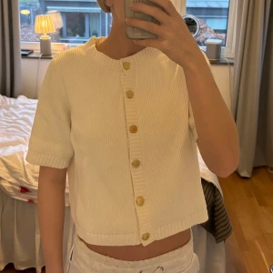 kofta från Gina Tricot  - Koftan är oanvänd. Men jag har bytt ut knapparna. Koftan är i storlek L men passar storlek S💕💕💕