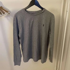 Ralph Lauren sweatshirt - Storlek m och väldigt bra skick, inga skador defekter missfärgningar eller liknande, skriv för mer information eller bilder😀