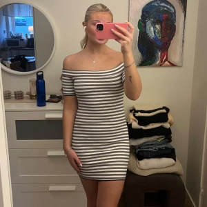 Randig klänning från Zara - Superfin randig offshoulder klänning från Zara helt oanvänd med prislapp kvar. Storlek är M men skulle säga att den är mer som en S. 