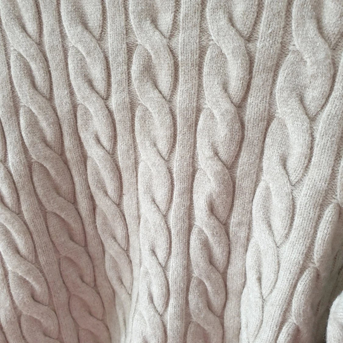 Ljusgrå kabelstickad tröja - 4