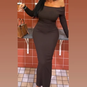 Brun offshoulder långklänning från New yorker - Snygg brun långklänning med offshoulder-design och tight passform. 