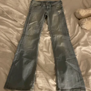  bootcut jeans low waist - Snygga ljus blåa bootcut jeans med slitningar på framsidan. Säljer pågrund av förstora. Bra skick då jag nästan aldrig använt dom, min mamma har använt några gånger. Hoppas dom kommer till någon som har användning av dom💕tveka inte att höra av er om frågor.