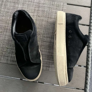 Eytys doja i mycket gott skick - Snygga svarta Eytys i mocka. Inköpta för ca 3 månader sen på BrandStudios för 2500kr. Säljer för 700kr men pris kan diskuteras vid snabb affär😀