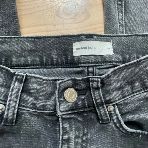 Svarta bootcut jeans - Snygga svarta bootcut jeans från Gina. Har används sparsamt och är därför i väldigt bra skick. Pris kan diskuteras vid snabb affär💓