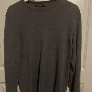 J.Lindeberg tröja - Säljer min snygga grå tröja från J.Lindeberg som har en liten logga vid bröstet. Tröjan är i storlek L men sitter som en M. Mycket bra skicka utan några defekter. Skriv gärna vid fler frågor!