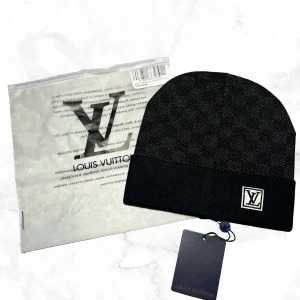 Svart Louis Vuitton mössa - Säljer en Louis Vuitton mössa, perfekt för både stil och värme! 	•	Skick: Helt ny, aldrig använd. 	•	Färg: Svart 	•	Ingår: Dustbag och tag finns kvar.  🚚 Snabb frakt! 📩 Skicka DM vid frågor!