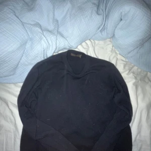 Svart tröja från Oscar Jacobson - Säljer en stilren svart tröja från Oscar Jacobson. Tröjan har en klassisk design med rund hals och långa ärmar. Perfekt för en elegant och avslappnad look.