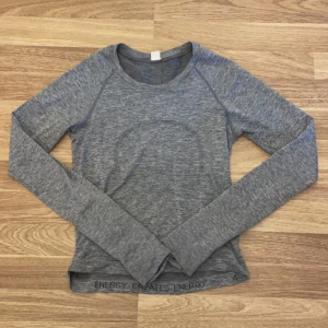 Grå långärmad tröja från Lululemon - Jätteskön tröja från lululemon, säljer då den blivit lite liten🤍Str 4, motsvarar S ungefär.