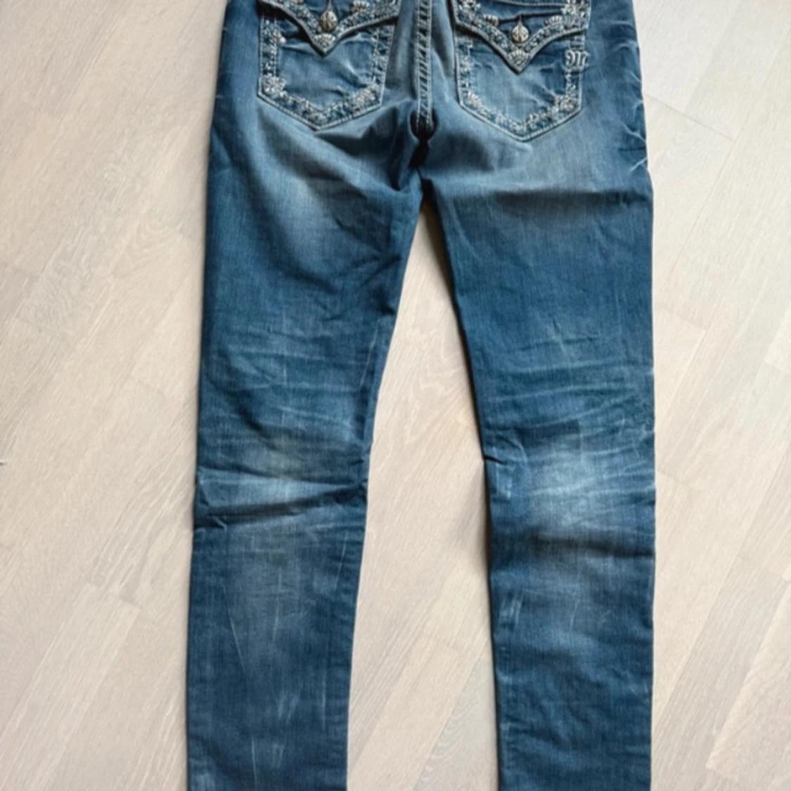 Blå jeans med broderade detaljer - 1